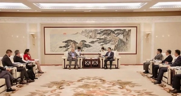 墨西哥驻华大使施雅德一行来到球友会重机